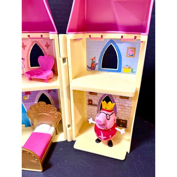 Peppa Pig Peppa's Princess Castle Deluxe Playset 4 royal figures bed chairs - Picture 5 of 8
